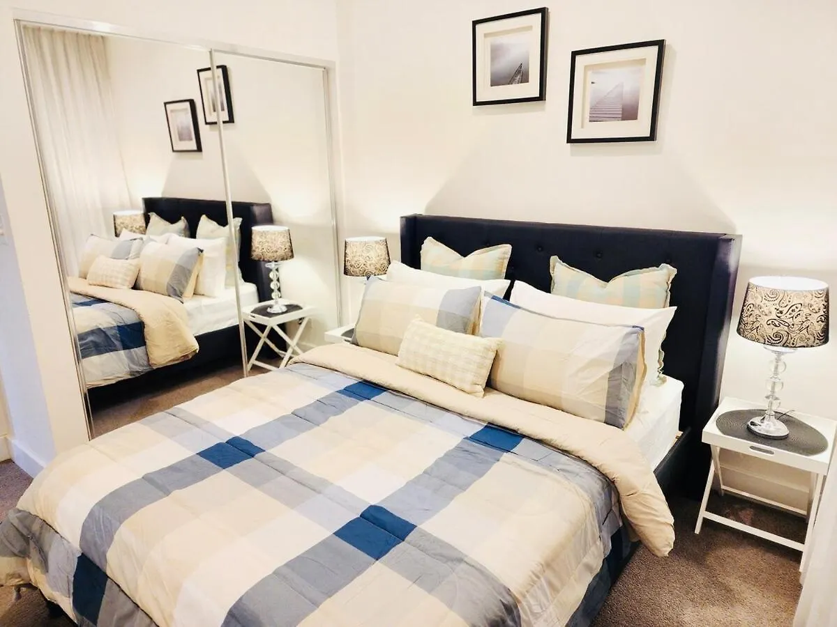Spacious River View Escape With Free Secure Park - 2Br, 2Ba And Sofa Bed Brisbane